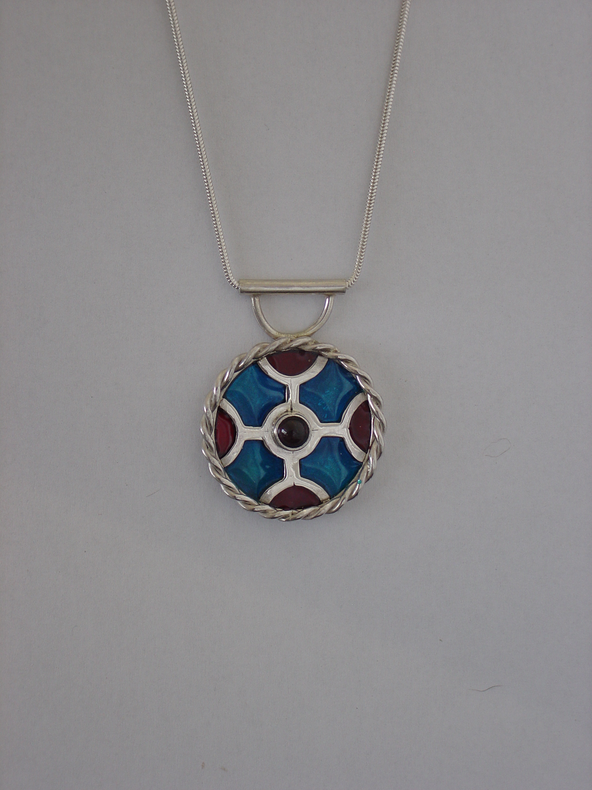 Silver pendant with garnet and resin
